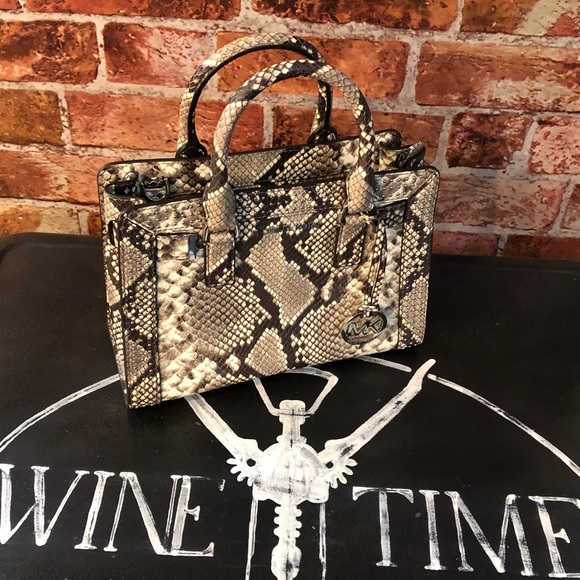 Michael Kors Handbags - NWOT New Michael Kors Small Handbag